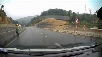 فيديو سائق يتفاجأ برضيع يزحف أمام سيارته على طريق سريع