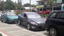 فيديو سائق يبتكر طريقة ذكية لإخراج سيارته المركونة من أي مأزق