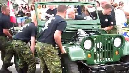 بالفيديو 8 أشخاص يفككون سيارة جيب خلال دقيقة! سرعة مذهلة