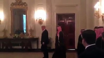 فيديو دونالد ترامب يكسر قواعد البرتوكول للاحتفاء بالأمير محمد بن سلمان