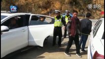 فيديو الشرطة الصينية توقف سيارة فيصعقها عدد ركابها