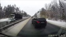 بالفيديو سائق بي إم دبليو X5 يتسبب بانقلاب شاحنة لتهوره