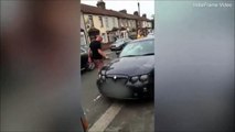 فيديو هذه نهاية من يركن سيارته في موقف شخص آخر