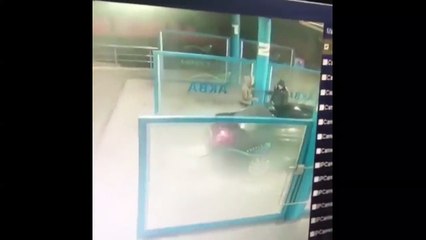 فيديو رجل يرش الماء على فتاة وهو يغسل سيارته بعد أن أغضبته