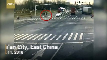 فيديو حادث مرعب لاصطدام شاحنة عملاقة بدراجة نارية