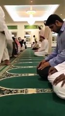 شاهد ماذا فعل محمد بن زايد في أحد مساجد دبي؟