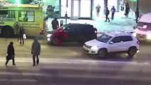 فيديو فتاة روسية تثير الدهشة برد فعلها بعدما دهستها سيارة