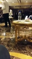 فيديو أبو تريكة يتلقى العزاء في والده بأحد فنادق قطر