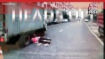 فيديو سيدة تنزلق تحت إطارات شاحنة وهذا هو مصيرها
