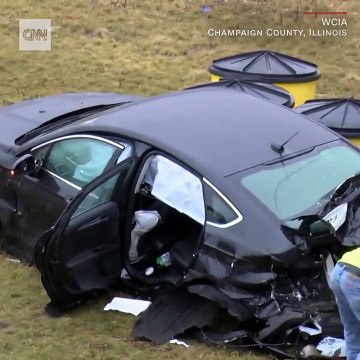فيديو النقود تغلق طريقاً بعد اصطدام سيارة محملة بالمال بأخرى