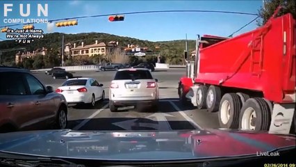 فيديو حادث مرعب لشاحنة تسحق عدة سيارات عند تقاطع طرق