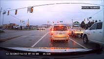 فيديو سائق يحطم 5 سيارات بشاحنته بطريقة متهورة والسبب متوقع