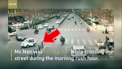 فيديو سيارة تدهس امرأة صينية مرتين خلال بضعة ثوانٍ وهذا ما حل بها