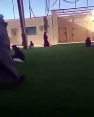 فيديو سيارة تقتحم ساحة مدرسة أثناء وجود الطلاب فيها