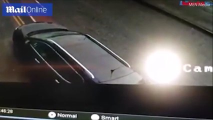 اودي R8 تصطدم بسيارة نيسان متوقفة وترفعها في السماء