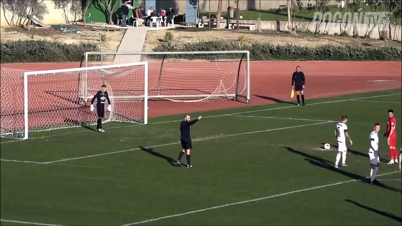 فيديو رفض تسجيل ضربة جزاء ظالمة.. شاهد ماذا فعل الحكم والفريق المنافس!