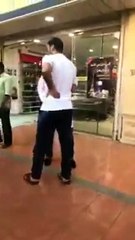 بالفيديو سيارة داخل صيدلية في جدة والسبب متوقع جداً