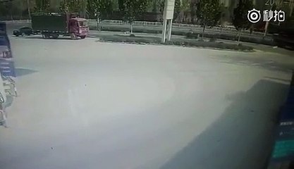 فيديو شاحنة تدهس امرأة وتجرها عدة أمتار وهذا ما حل بها