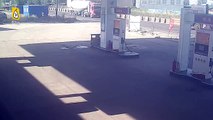 فيديو حادث بين شاحنتين يتسبب بحريق ضخم في محطة وقود