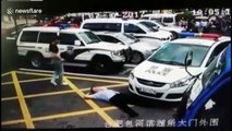 فيديو محتال يلقي نفسه أمام سيارة الشرطة بحثاً عن تعويض