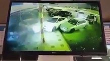 فيديو سائق سعودي يقتحم مطعماً بسيارته مع سبق الإصرار والترصد