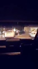 بالفيديو يصدمون سيارته ويهددونه بالسلاح ويسرقونها في الرياض