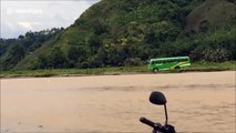 فيديو سائق حافلة أطفال يختصر الطريق بعبور النهر، فهل سينجح؟
