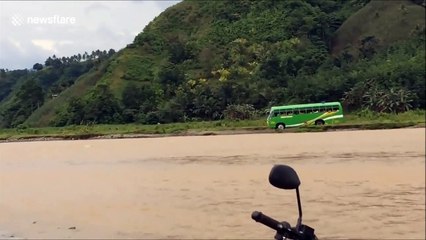 فيديو سائق حافلة أطفال يختصر الطريق بعبور النهر، فهل سينجح؟