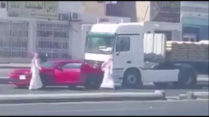 فيديو مضاربة جماعية بين سائق شاحنة وشباب يقودون كمارو في السعودية