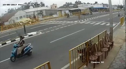 فيديو فتاة تطير في الهواء بعد أن صدمتها سيارة بسبب استهتارها