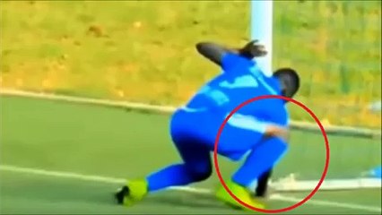 Download Video: فيديو لاعب يحرز هدفاً بعد إزالته تعوذية سحرية من مرمى المنافس!