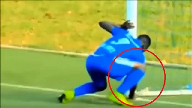 فيديو لاعب يحرز هدفاً بعد إزالته تعوذية سحرية من مرمى المنافس!