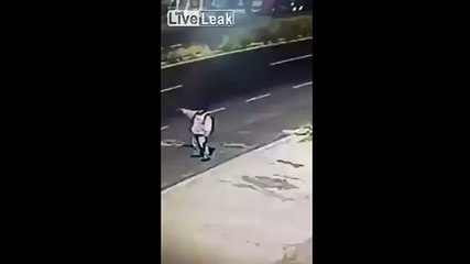 فيديو حفرة تبتلع شخصاً بالكامل خلال انتظاره مركبة أجرة