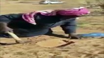 فيديو لن تصدقوا ما فعله مسن سعودي في الصحراء