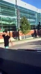 فيديو سعودي يثير الذعر في أمريكا بمهاجمة سائقي السيارات والمارة