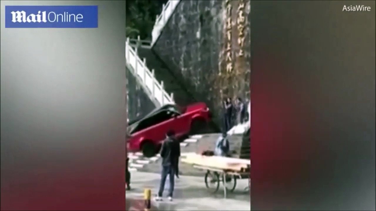 فيديو رنج روفر تصعد 999 درجة خلال ثوانٍ