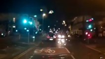 فيديو فتاة تلقي نفسها أمام سيارة تاكسي وغباؤها ينقلب عليها