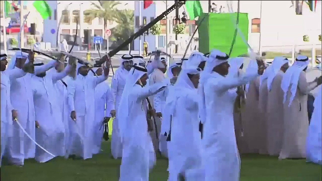 فيديو خادم الحرمين يؤدي العرضة القطرية.. ما رأيك؟
