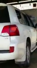 فيديو معلم سعودي يستغيث بالملك بعد أن أحرق مجهولون سيارته