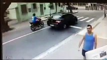 فيديو سيارة حارس منتخب البرازيل تتعرض لسطو مسلح في وضح النهار