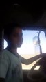 فيديو طفل مصري يقود شاحنة ضخمة بينما سائقها نائم في الخلف