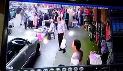 فيديو مصري يحرق سيارته أمام الشرطة لسبب تافه