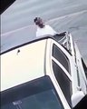 فيديو طريف لمحاولة سرقة سيارة بوجود صاحبها