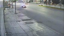 فيديو سائق تاكسي يقوم بحركة غبية ويصطدم بسيارة لمبرجيني أفنتادور مسرعة