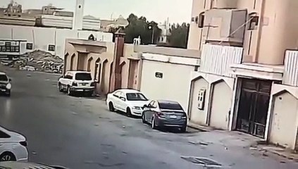 فيديو سعودي يهشم نافذة سيارة داخل حي سكني ويهرب