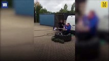 فيديو بريطاني يتحدى إعاقته ويسحب شاحنة ضخمة بيديه