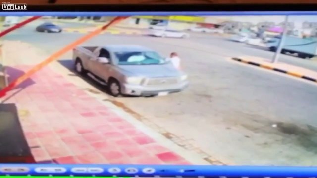 فيديو حادث اصطدام قاتل بين سيارة مسرعة وأخرى متوقفة