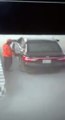 فيديو سيارة تخطف عامل محطة وقود بالقوة