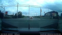 فيديو سائق متهور يطير بسيارته نحو إشارة مرور ويصدم أخرى
