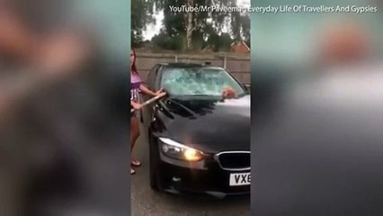 فيديو امرأة تحطم سيارة زوجها بعد 10 سنوات من الزواج لهذا السبب